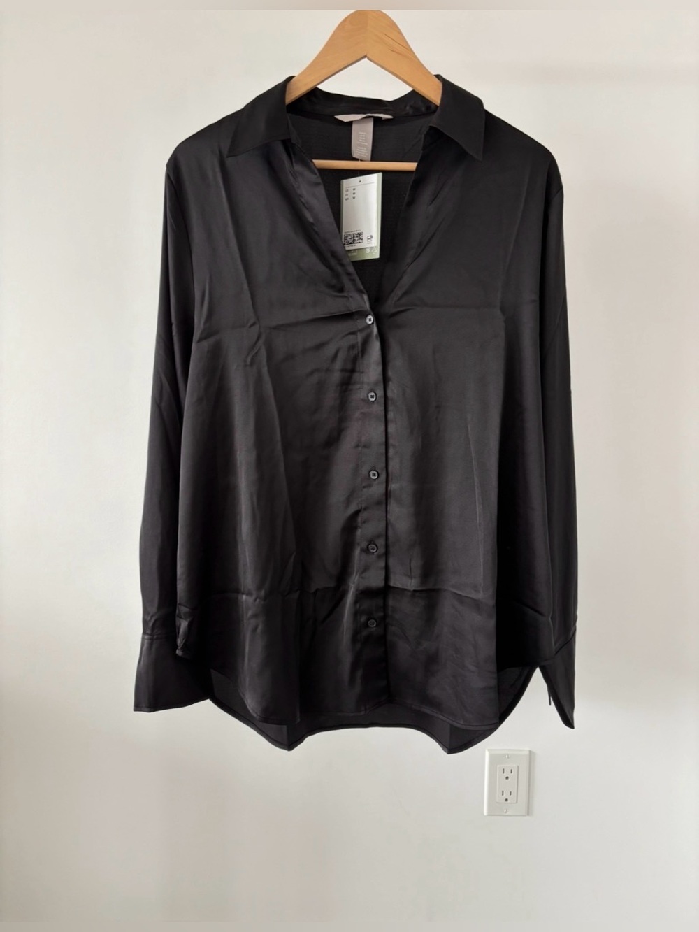 | H&M | Classic Black Long-Sleeve Button-Up Blouse Women’s size Medium
